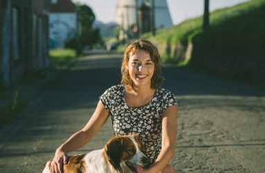 Meisje met hond en kerncentrale