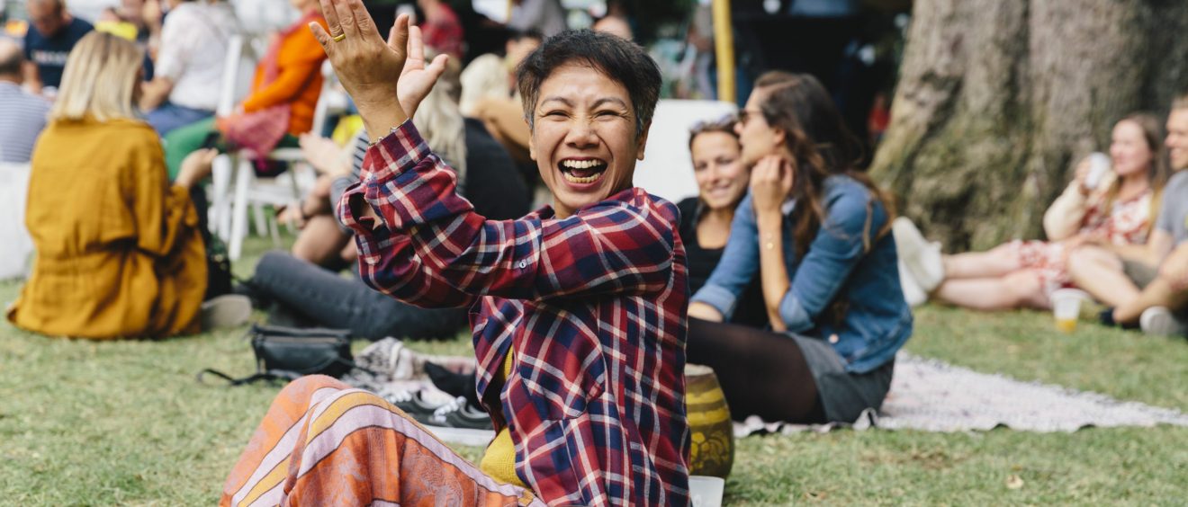 Vrouw applaudisseert tijdens feesten in het Stadspark